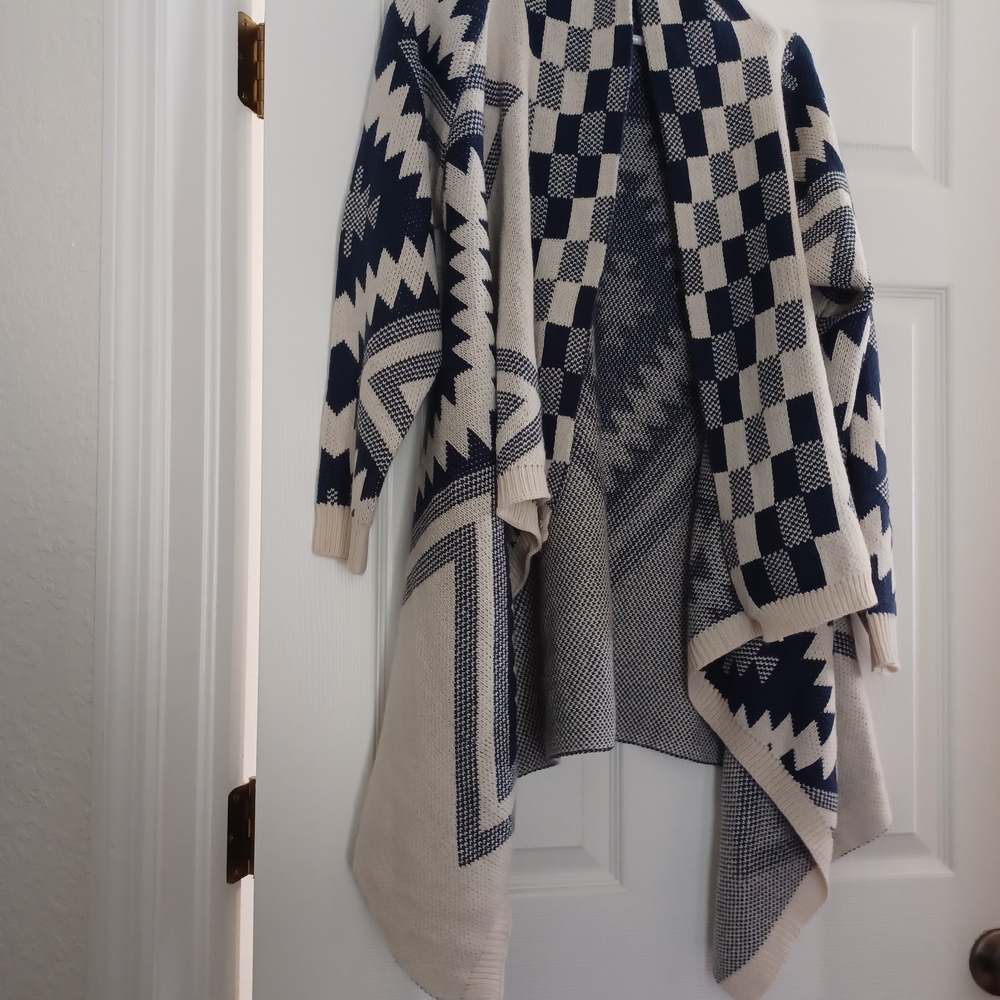 DAVI & DANI Navy and Cream Geometric Poncho